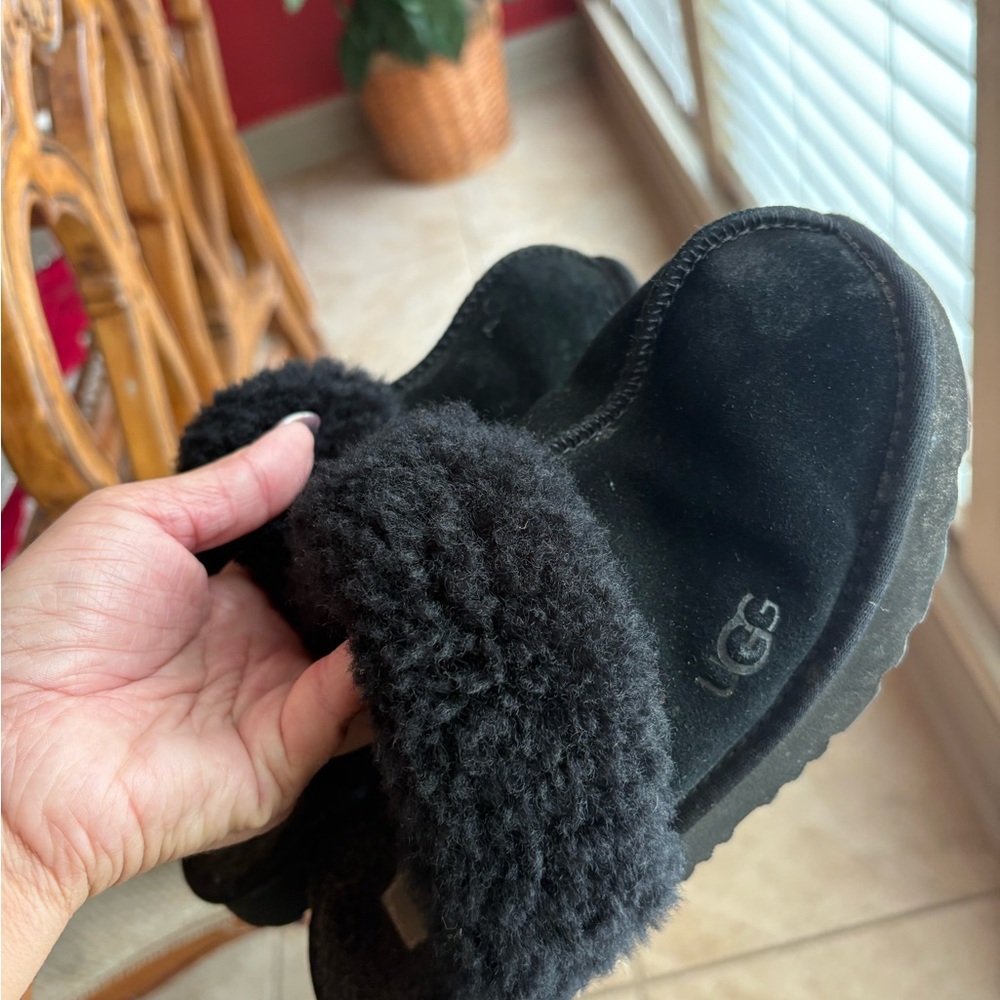 UGG Kids Black Shearling Slide Slippers - Picture 2 of 4